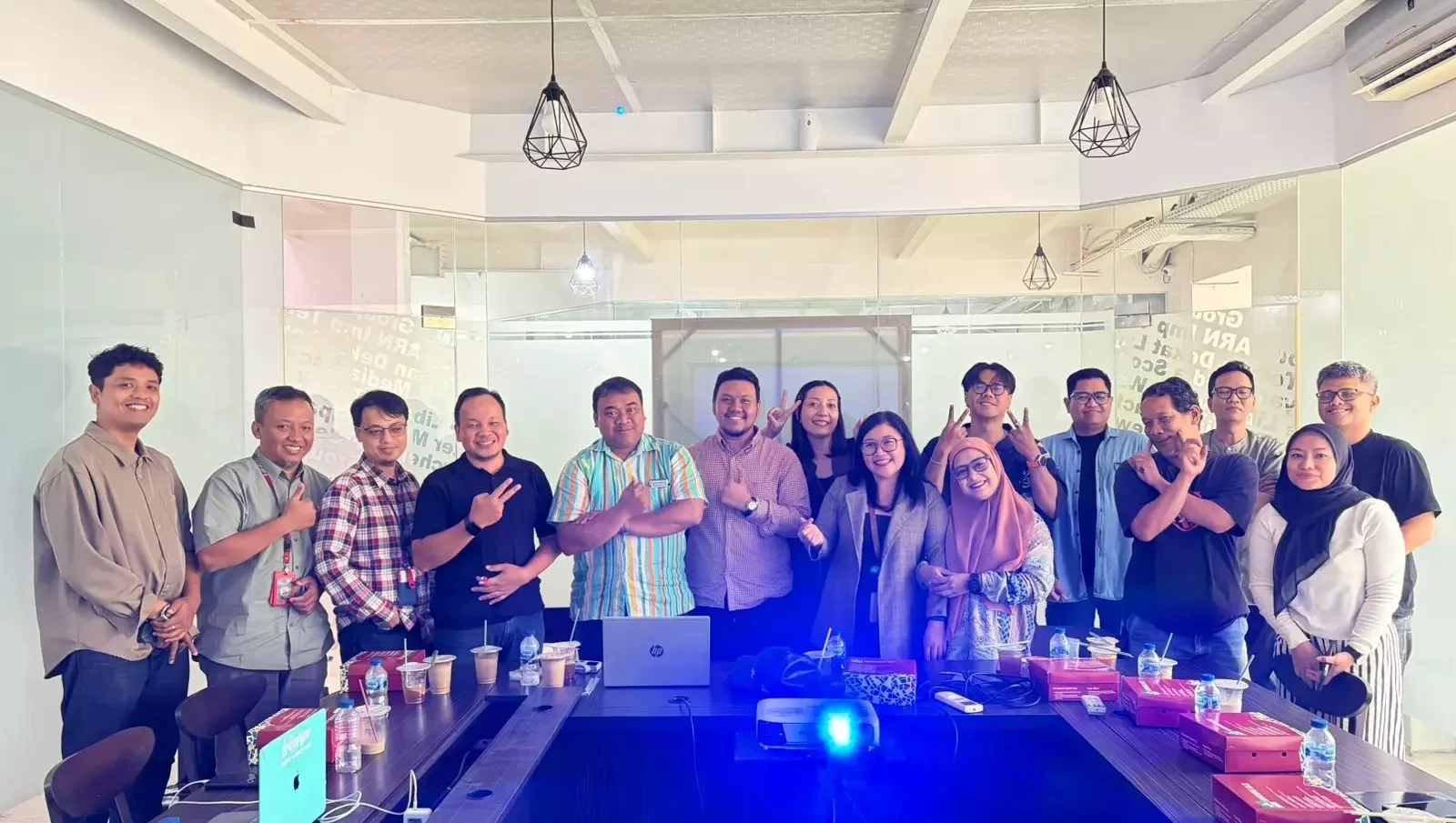 Foto bersama manajemen MDMedia dan AMP Group saat mengeksplorasi peluang kolaborasi strategis di acara Media Day